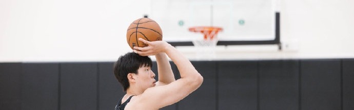 休赛期训练！杨瀚森社媒晒训练照：练练练🏋🏻