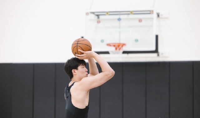 休赛期训练！杨瀚森社媒晒训练照：练练练🏋🏻