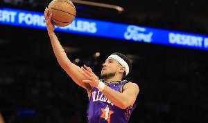 中距离很稳！布克半场9中5拿到15分5助攻