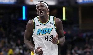 华体会官方入口-游刃有余！西亚卡姆半场6中5拿到11分3助 三分1中1